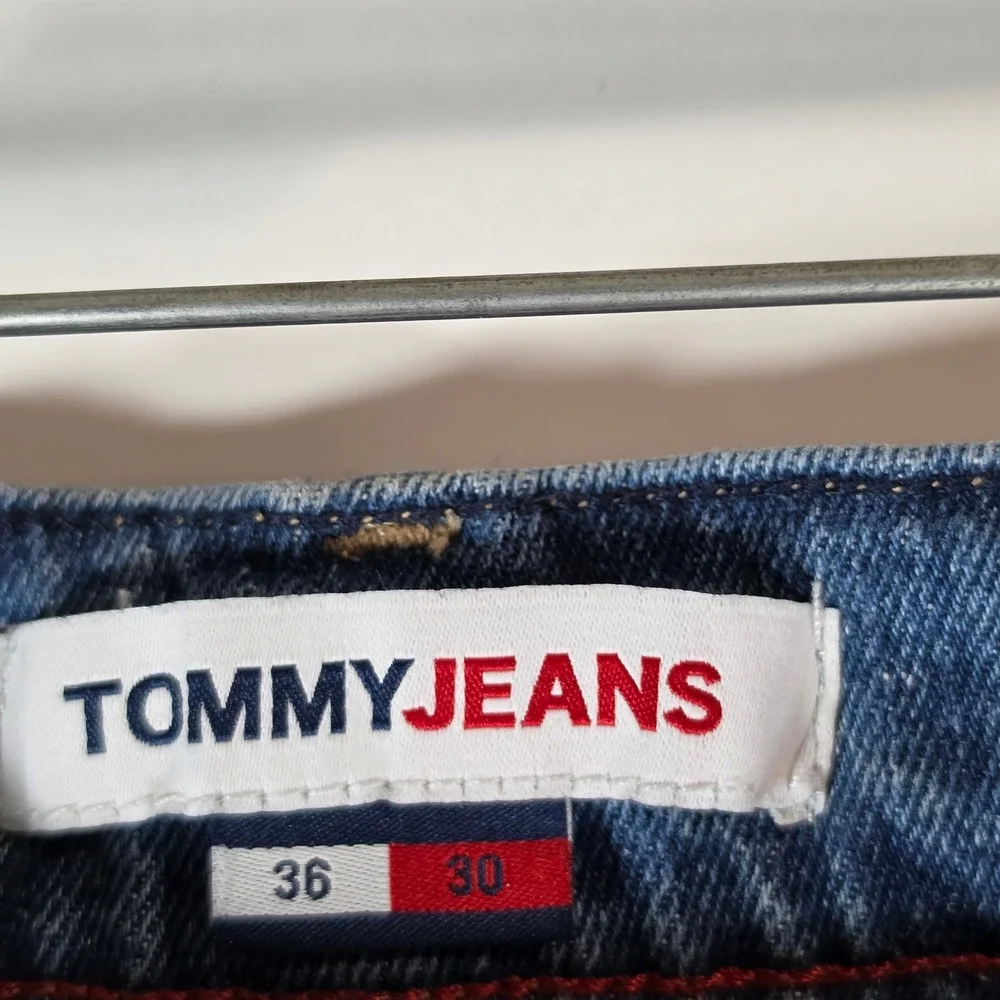 Tommy Jeans Mens 36x30 Medium Wash Tapered Denim Blue Jeans Embroidered Logo